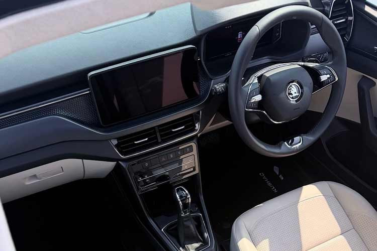 Bên trong, Kushaq mới được nâng cấp đáng kể về tiện nghi và công nghệ. Cửa sổ trời toàn cảnh lần đầu tiên được trang bị trên các phiên bản Prestige và Monte Carlo, trong khi các phiên bản khác vẫn giữ nguyên cửa sổ trời chỉnh điện. Hệ thống đèn nội thất hai màu có sẵn từ phiên bản Signature trở lên.