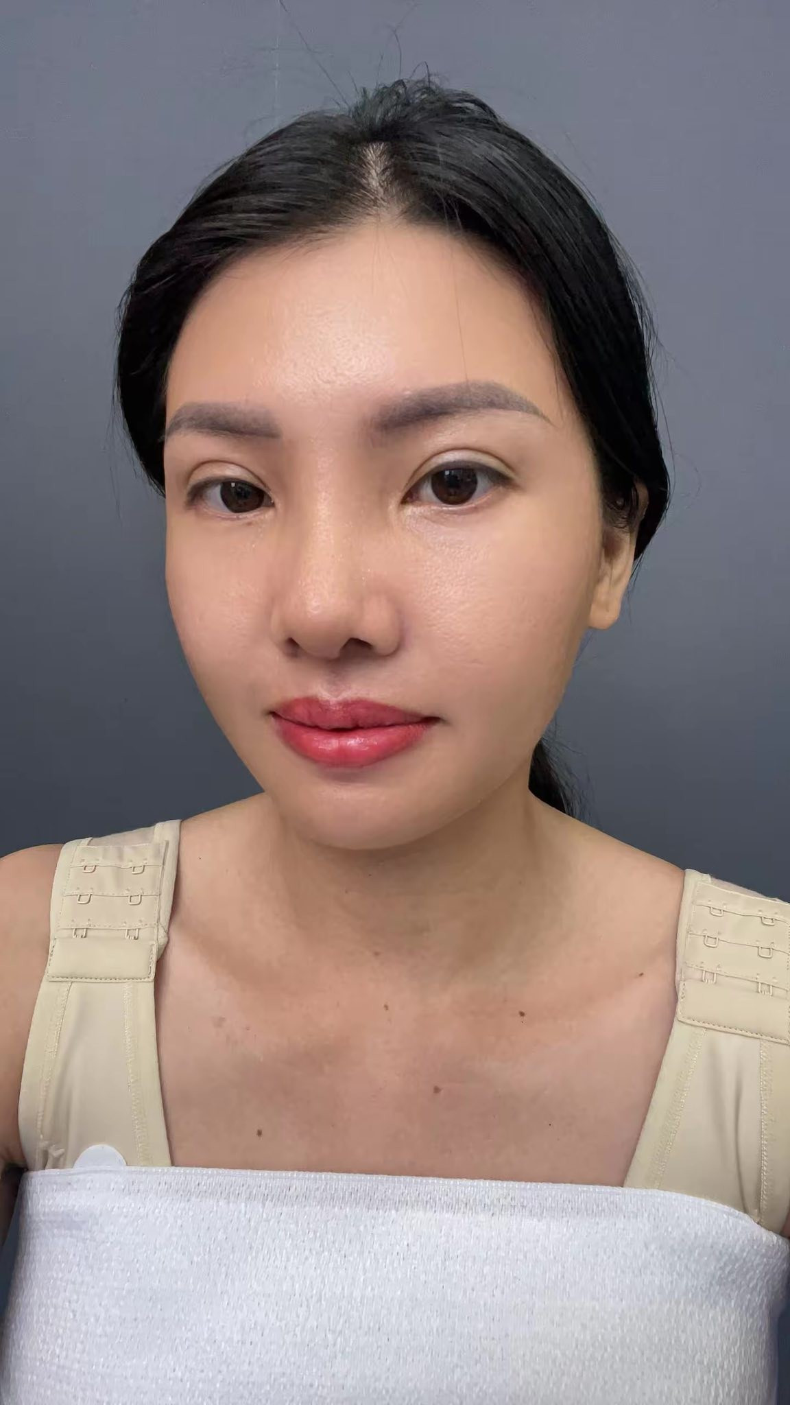 Từ hình ảnh cho thấy, diện mạo của bà mẹ trẻ vẫn khá xinh đẹp, giữ được nhiều đường nét sắc sảo như thời điểm cách đây 8 năm.