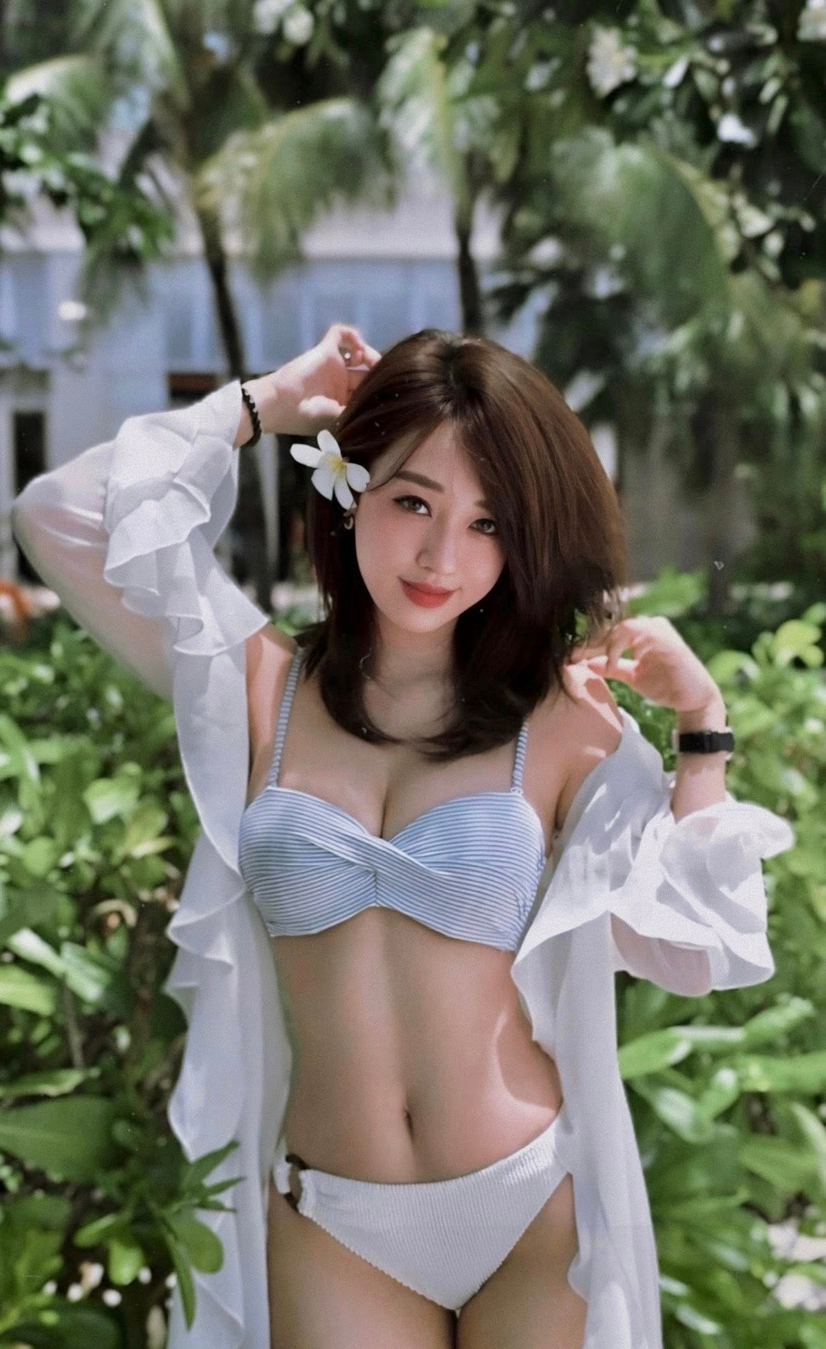 Xuất hiện trong ảnh, Hà Kim diện bộ bikini 2 màu với chiếc áo choàng bên ngoài. Tuy nhiên, điểm nhấn của bức ảnh đó là body săn chắc, không chút mỡ thừa của gái xinh này.