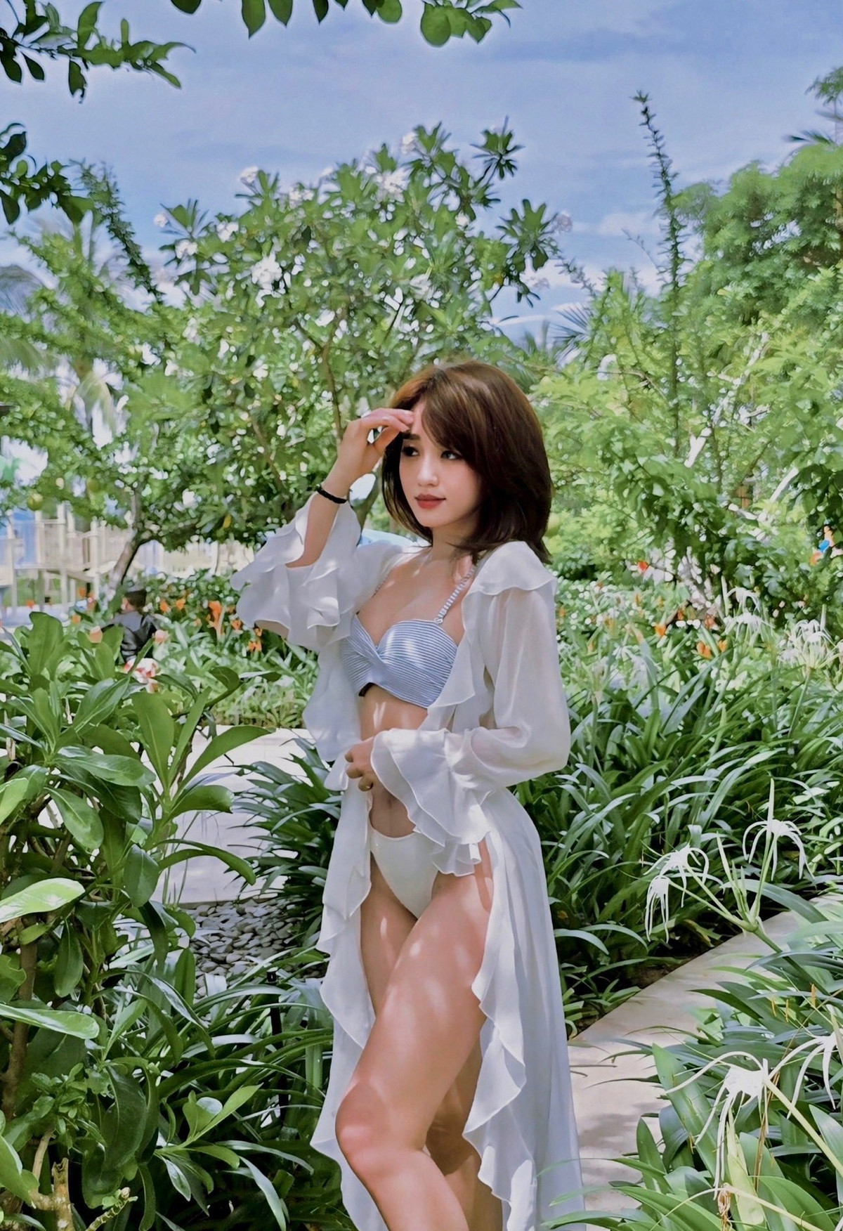 Ngay sau khi những bức ảnh diện bikini của Hà Kim được lên sóng, nhiều fanpage đã chia sẻ lại. Dưới phần bình luận, netizen đã phải trầm trồ trước sắc vóc của gái xinh sinh năm 1995 này.