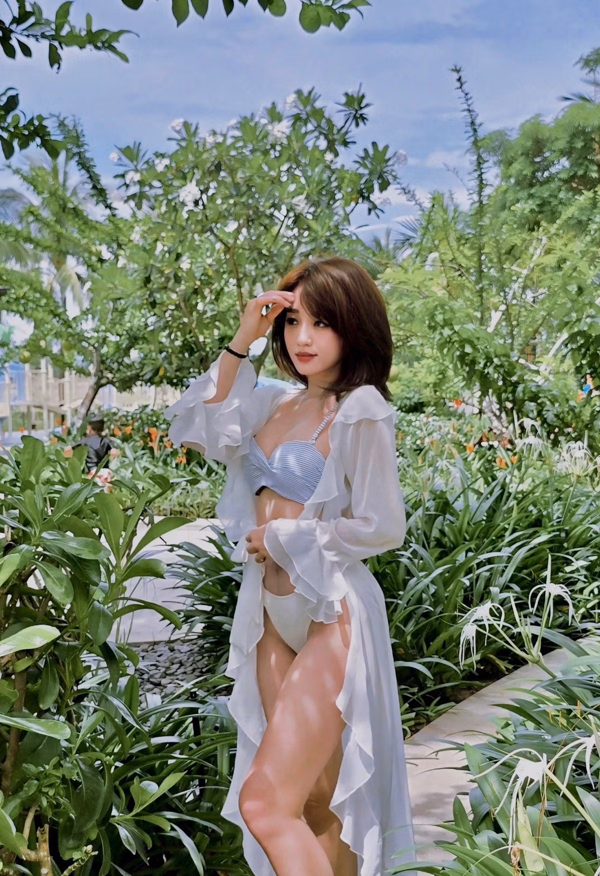 Ngay sau khi những bức ảnh diện bikini của Hà Kim được lên sóng, nhiều fanpage đã chia sẻ lại. Dưới phần bình luận, netizen đã phải trầm trồ trước sắc vóc của gái xinh sinh năm 1995 này.