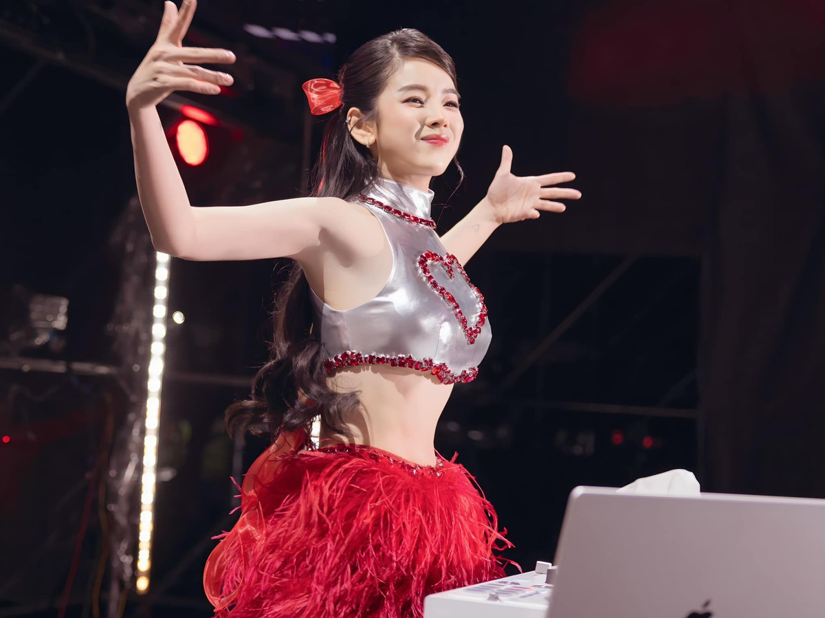 Người đẹp gốc Đà Nẵng ghi dấu ấn với phong cách âm nhạc sôi động, khả năng mix nhạc chuyên nghiệp và ngoại hình nổi bật.