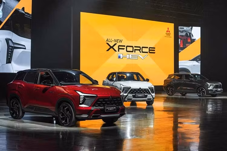 Tại Thái Lan, Mitsubishi Xforce Hybrid 2026 được áp dụng gói bảo hành toàn diện, gồm bảo hành xe 7 năm hoặc 150.000 km, bảo hành hệ thống hybrid 7 năm không giới hạn số km và pin hybrid lên tới 10 năm. Ngoài ra, khách hàng còn được miễn phí công bảo dưỡng định kỳ trong 5 năm hoặc 100.000 km, cùng bảo hiểm thân vỏ 1 năm.