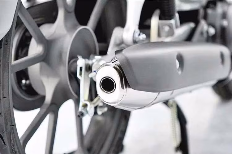 Động cơ của mẫu Honda Super Cub 2026 nâng cấp nhập Thái Lan là sẽ vẫn giữ nguyên loại phun xăng điện tử, 125 phân khối, làm mát bằng không khí, công suất 9,2 mã lực, mô-men xoắn cực đại 10,15 Nm. Hộp số 4 cấp.