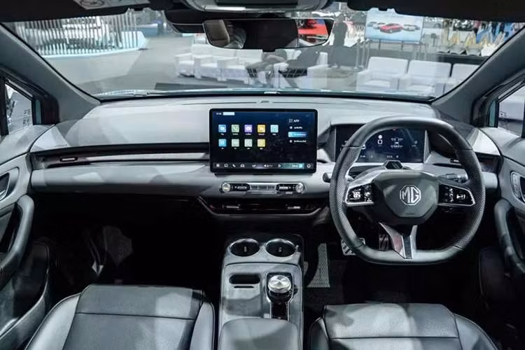 Màn hình cảm ứng trung tâm của MG4 2026 kết nối Apple CarPlay và Android Auto dạng không dây. Bảng đồng hồ kỹ thuật số cũng được tăng kích thước lên 10,25 inch, mang đến cảm giác hiện đại hơn cho mẫu xe điện Trung Quốc này.