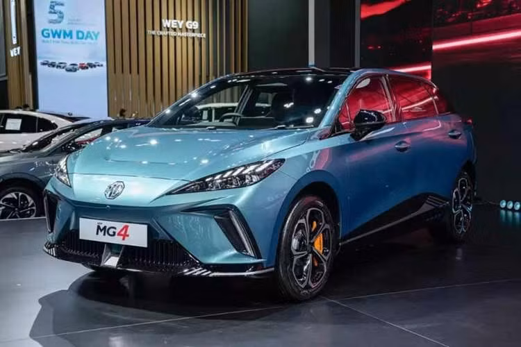 Tại thị trường Thái Lan, MG4 2026 thế hệ mới có 2 phiên bản, gồm D Standard Range và X Long Range với giá niêm yết từ 669.900-749.900 Baht (tương đương khoảng 549-615 triệu đồng). So với phiên bản cũ, xe đã giảm giá đáng kể.