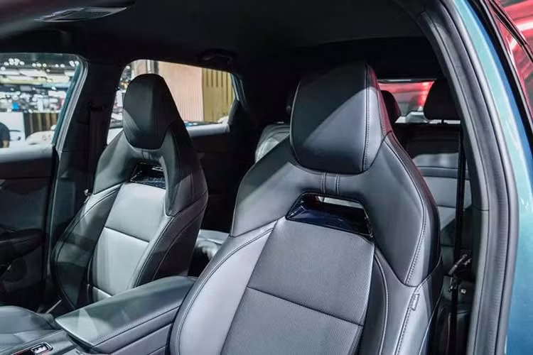 Trong đó, MG4 D Standard Range được trang bị 1 mô-tơ điện nằm trên cầu sau với công suất tối đa 170 mã lực và mô-men xoắn cực đại 250 Nm. Mô-tơ điện đi kèm với pin lithium-sắt-photphat (LFP) có dung lượng 50 kWh, cho phạm vi hoạt động tối đa 450 km theo tiêu chuẩn NEDC.