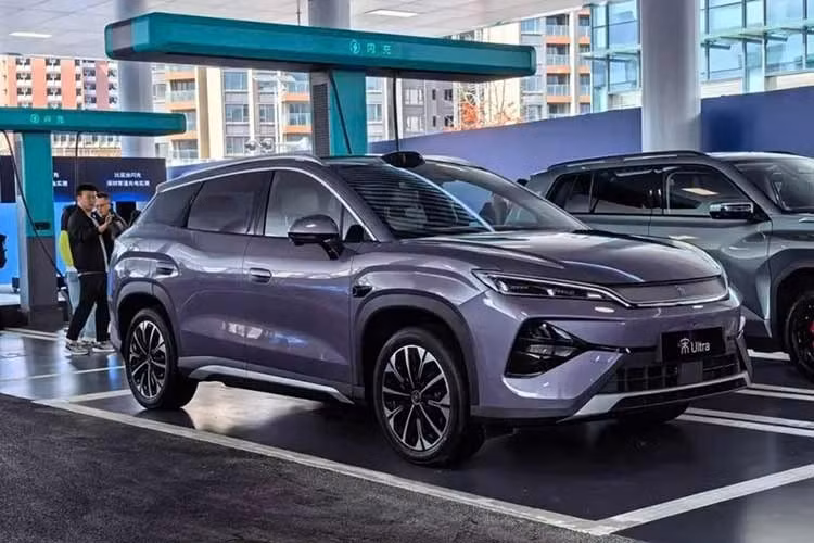 Tương tự các mẫu xe BYD mới khác, Song Ultra EV cũng được trang bị hệ thống sạc pin cực nhanh. Theo đó, thời gian sạc từ 10% lên 70% chỉ mất 5 phút và từ 10% lên 97% mất 9 phút. Ở nhiệt độ -30°C, thời gian sạc tăng thêm khoảng 3 phút. Cuối cùng là hệ thống giảm chấn thông minh DiSus-C, hệ thống treo trước MacPherson và treo sau đa liên kết 5 điểm tiêu chuẩn.