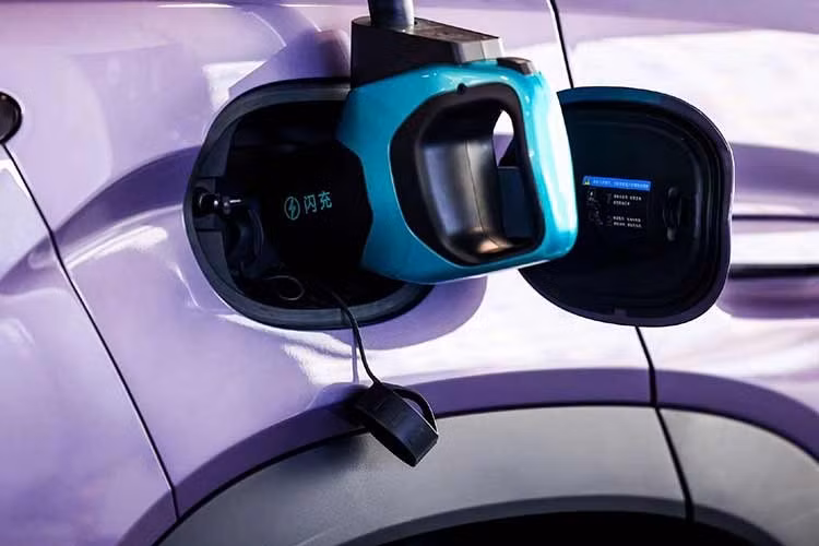 Trang bị an toàn của BYD Song Ultra EV 2026 cũng khá đầy đủ, gồm 7 túi khí, bao gồm túi khí trung tâm phía trước và hệ thống ổn định khi nổ lốp. Hệ thống hỗ trợ lái DiPilot 300 bổ sung cảm biến LiDAR và 27 cảm biến khác, hỗ trợ dẫn đường trong đô thị, cao tốc cũng như đỗ xe tự động là trang bị tùy chọn của mẫu xe Trung Quốc này.