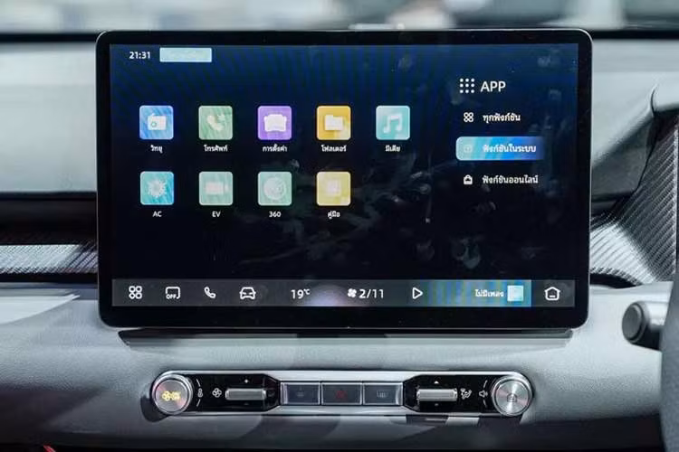 Bên cạnh đó là sạc điện thoại không dây 15W mới nhưng chỉ dành cho bản X Long Range, ghế trước thiết kế lại, ghế sau được bổ sung bệ tì tay trung tâm và cửa gió điều hòa. Chưa hết, MG4 2026 ở thị trường Thái Lan còn được nâng cấp cả mô-tơ điện lẫn bộ pin cao áp với dung lượng lớn hơn.