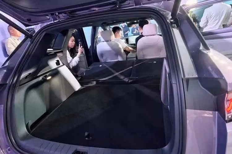 Khoang nội thất hỗ trợ chế độ “giường phẳng” với hàng ghế trước và sau gập thành mặt phẳng dài khoảng 1,8 mét. Hàng ghế sau gập theo tỷ lệ 40:60, cung cấp khoảng duỗi chân 986 mm. Không gian chứa đồ gồm cốp trước 150 lít và cốp sau 730 lít, có thể mở rộng lên 1.659 lít khi gập hàng ghế sau. Xe còn có tủ lạnh mini với khả năng làm mát/hâm nóng đồ uống với dải nhiệt từ -6°C đến 50°C.