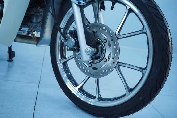 Trong khi các phiên bản do Honda Việt Nam phân phối vẫn chưa có phanh ABS. Việc bổ sung trang bị này trên bản 2026 nhập Thái không chỉ giúp Honda Super Cub C125 "đáng đồng tiền bát gạo" hơn mà còn cải thiện đáng kể độ an toàn, đặc biệt khi di chuyển trong đô thị hoặc trên mặt đường trơn trượt.
