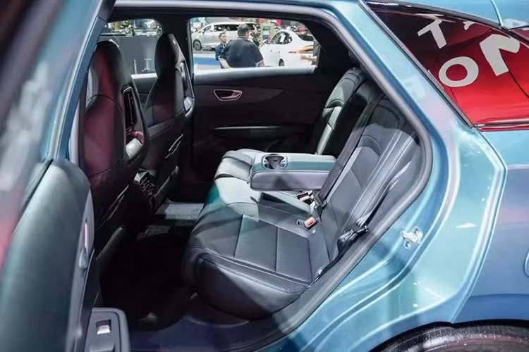 mẫu xe điện MG4 2026 nâng cấp còn được hỗ trợ sạc nhanh DC với công suất tối đa 120 kW. Ở đời cũ, bản tiêu chuẩn của mẫu ô tô điện này dùng pin 49 kWh, có phạm vi hoạt động 423 km và công suất sạc nhanh DC 88 kW.