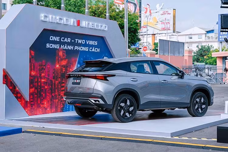 Mẫu SUV C-Coupe Omoda C5 SHS-H sở hữu kích thước tổng thể 4.447 x 1.824 x 1.588 mm, mang phong cách SUV coupe với các đường nét khí động học và thiết kế hướng tới nhóm khách hàng trẻ. Ngôn ngữ thiết kế “Art in Motion” tiếp tục được duy trì, kết hợp yếu tố thể thao và hiện đại.