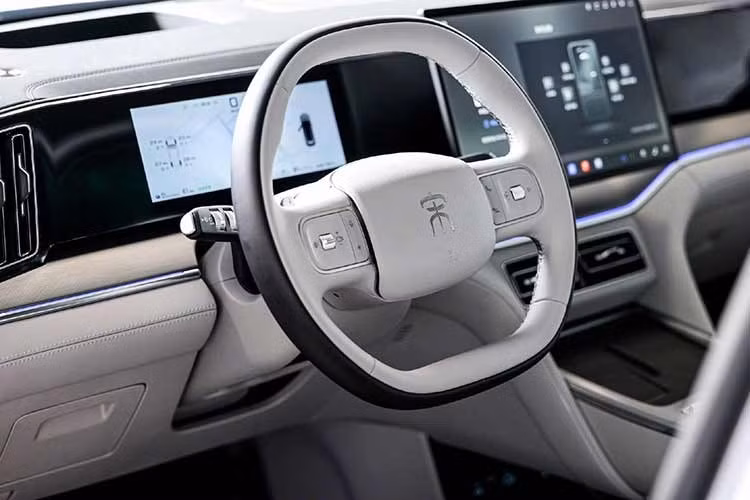 Khoang nội thất của mẫu SUV điện này cũng được làm mới với màn hình cảm ứng trung tâm 15,6 inch có thể xoay 90 độ, bảng đồng hồ kỹ thuật số 10,25 inch và màn hình hiển thị thông tin kính lái (HUD) 26 inch, vận hành trên hệ điều hành UI 7.0 của BYD.