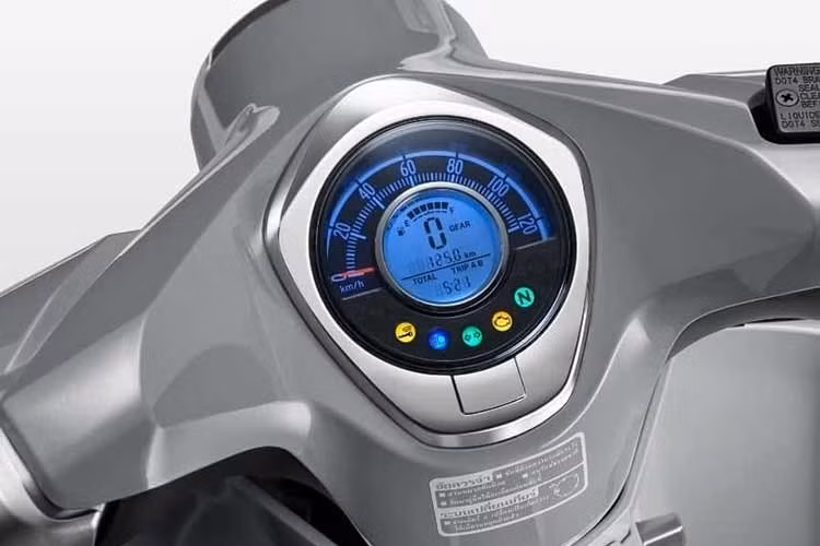 Xe được trang bị hệ thống đồng hồ LCD kỹ thuật số dạng tròn và hệ thống khóa thông minh Smart Key. Những chiếc Super Cub C125 2026 về Việt Nam lần này đều được trang bị yên đôi bọc da, sẵn sàng đáp ứng nhu cầu sử dụng hàng ngày.