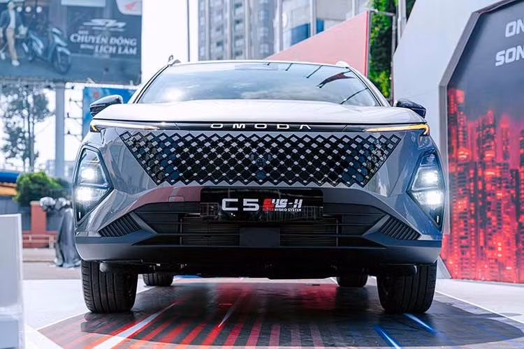 Xe được trang bị nhiều công nghệ hỗ trợ trải nghiệm như hệ thống giảm rung ồn NVH, hệ thống treo đa điểm, kính cách âm hai lớp và khả năng vận hành ưu tiên bằng mô-tơ điện trong nhiều điều kiện.