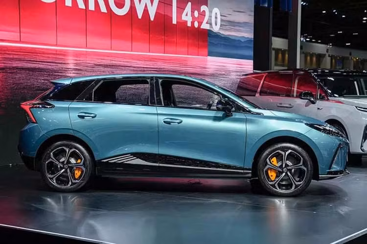 Như vậy, MG4 ở thị trường Thái Lan vẫn chưa được bổ sung thế hệ mới như xe dành cho Trung Quốc. Thế hệ mới của mẫu ôtô điện này đã ra mắt tại Trung Quốc vào hồi tháng 3/2025 với thiết kế lột xác, kích thước lớn hơn và dùng công nghệ của hãng điện thoại Oppo. Đặc biệt, MG4 mới còn là một trong những dòng xe đầu tiên được trang bị pin thể bán rắn tiêu chuẩn.