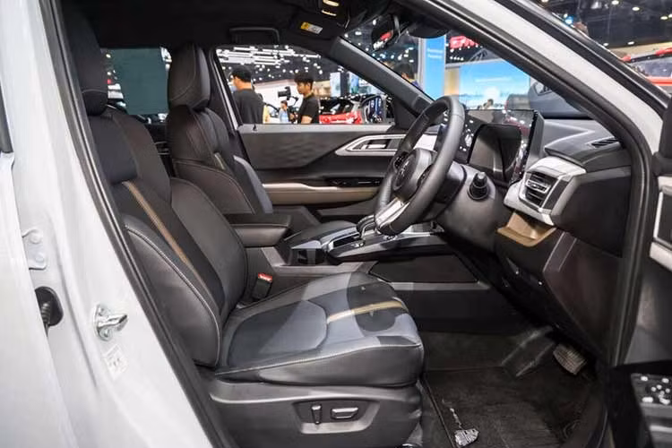 Các tiện nghi cao cấp vẫn được giữ nguyên, bao gồm dàn âm thanh Yamaha, hệ thống điều hòa hai vùng độc lập, cùng khả năng kết nối không dây Apple CarPlay và Android Auto, mang đến trải nghiệm vừa hiện đại vừa tiện dụng cho hành khách.