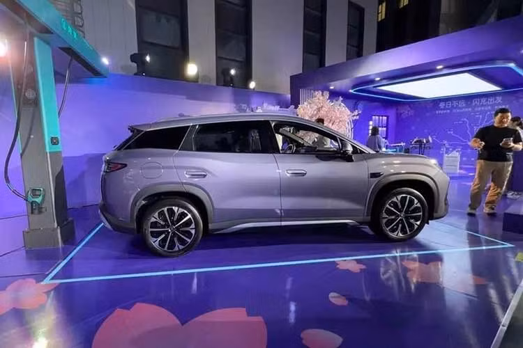 BYD Song Ultra EV 2026 sở hữu thiết kế đầu xe tối giản với lưới tản nhiệt màu đen và cụm đèn pha liền khối. Dải đèn LED định vị ban ngày nằm vắt ngang đầu xe khiến khu vực này như rộng hơn. Thân xe có hiệu ứng nóc lơ lửng nhờ cột D sơn đen và đường dập gân ba tầng.