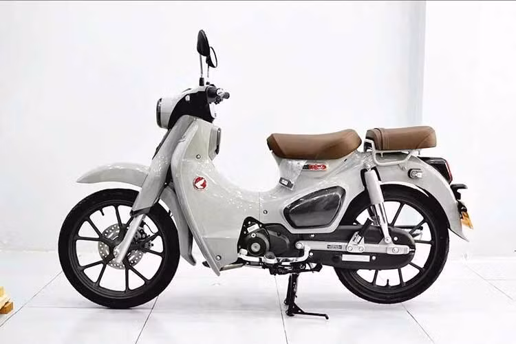 Thay đổi đáng kể nhất ở ngoại hình là kiểu phối màu mới trên thân xe, Honda Super Cub C125 2026 về Việt Nam có ba màu sắc. Ngoài màu đen truyền thống, Super Cub có thêm hai màu mới là xám Ash Gray và bạc Polished Silver. Ở mỗi màu, các chi tiết như thân xe, chắn bùn trước/sau, yên đều có nhận diện riêng.