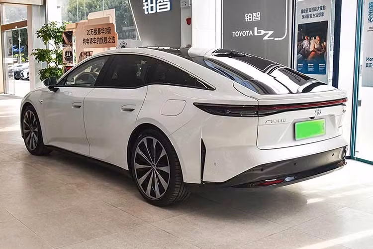 Tại Trung Quốc, sedan điện Toyota bZ7 2026 được phân phối với 5 phiên bản, có giá bán dao động từ 147.800 đến 199.800 Nhân dân tệ (tương đương từ 560-760 triệu đồng). Xe cung cấp các tùy chọn phạm vi hoạt động từ 600 km đến tối đa 710 km theo tiêu chuẩn CLTC.