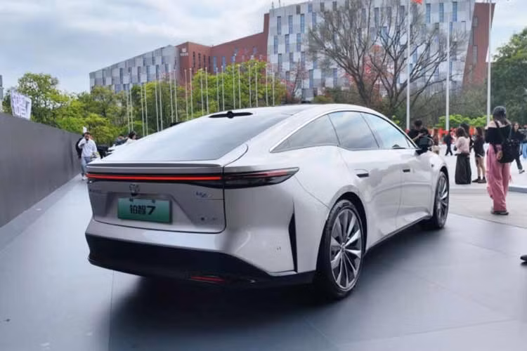 Xe trang bị pin LFP với hai mức dung lượng 71,35 kWh và 88,13 kWh, cho phạm vi hoạt động tối đa 710 km. Hệ thống sạc nhanh 3C cho phép bổ sung khoảng 300 km quãng đường chỉ trong 10 phút, đồng thời xe cũng hỗ trợ cấp điện ra ngoài với công suất 6,6 kW.