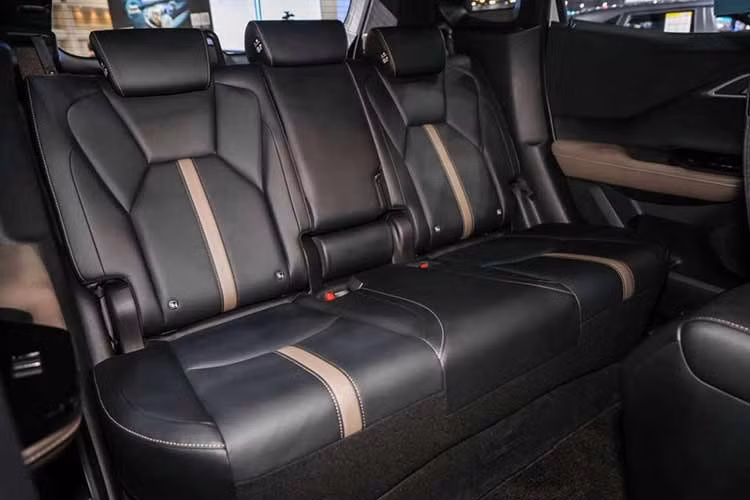 Các phiên bản Mitsubishi Xforce Hybrid 2026 cao cấp hơn bổ sung thêm nhiều trang bị như cốp điện, mở cốp rảnh tay, ghế lái chỉnh điện, sạc không dây, camera 360 độ, cảm biến hỗ trợ đỗ xe và hệ thống âm thanh chất lượng hơn.