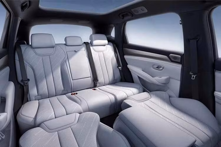 Chưa dừng ở đó, nội thất còn sử dụng các bề mặt mềm ở những vị trí tiếp xúc nhiều, cần số điện tử đặt trên cột vô lăng và hệ thống đèn viền nội thất 3D. Xe hỗ trợ tính năng điều khiển giọng nói 4 vùng. Bên cạnh đó là ghế trước có đủ tính năng thông gió, sưởi và massage 10 điểm. Ghế lái chỉnh điện 8 hướng trong khi ghế phụ lái có thêm các tùy chỉnh và bệ đỡ chân.