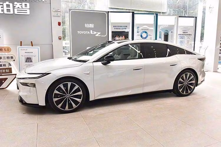Liên doanh GAC-Toyota đã chính thức giới thiệu mẫu sedan thuần điện cỡ lớn Toyota bZ7 2026 mới tại thị trường Trung Quốc. Ngay sau khi mở bán, mẫu xe đã ghi nhận hơn 3.100 đơn đặt hàng chỉ trong vòng một giờ, cho thấy sức hút đáng kể của sản phẩm mới này.