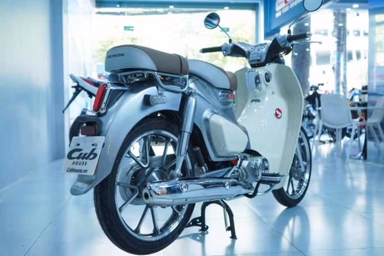 Giá bán từ hơn 150 triệu đồng của Honda Super Cub C125 2026 nhập Thái đắt hơn gần gấp đôi bản chính hãng (86,2-87,3 triệu đồng) đang được phân phối bởi Honda Việt Nam. Tuy nhiên, bản chính hãng vẫn đang ở đời cũ, không có phanh ABS. Cả hai xe chính hãng lẫn tư nhân đều nhập khẩu Thái Lan.