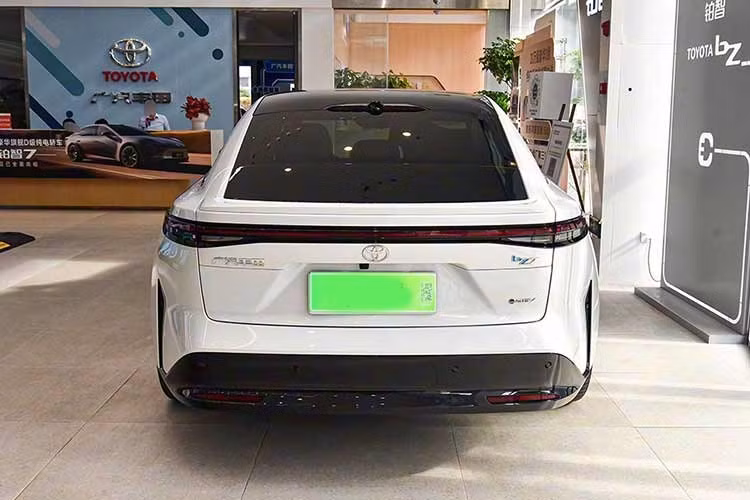 Toyota bZ7 2026 tại Trung Quốc có kích thước dài 5.130 mm, rộng 1.965 mm, cao 1.506 mm và chiều dài cơ sở 3.020 mm. Xe sử dụng mâm 20 inch tiêu chuẩn và có 7 tùy chọn màu ngoại thất.