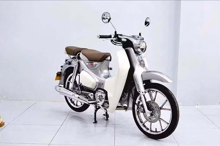 Mới đây, một doanh nghiệp tư nhân ở TP HCM vừa đưa về lô hàng xe máy Honda Super Cub C125 2026 đời mới. Đây là bản nâng cấp trang bị so với thế hệ tiền nhiệm, trong khi thiết chủ đạo pha trộn giữa nét hoài cổ và hiện đại vẫn giữ nguyên.