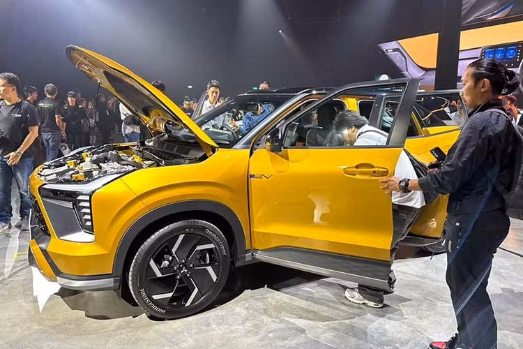 Xforce Hybrid sở hữu chiều dài 4.390 mm, rộng 1.810 mm, cao 1.660 mm, chiều dài cơ sở 2.650 mm và khoảng sáng gầm 183 mm. Với thông số này, Xforce Hybrid nằm trong nhóm SUV đô thị cỡ B+, cạnh tranh với các mẫu xe như Honda HR-V, Toyota Corolla Cross hay Nissan Kicks.