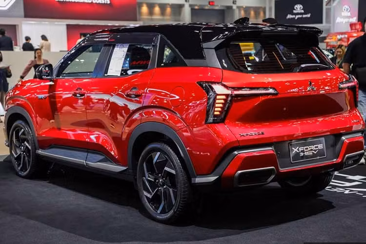 Khác với phiên bản xăng lắp ráp tại Indonesia, Mitsubishi Xforce HEV 2026 được sản xuất tại Thái Lan, vừa đáp ứng nhu cầu trong nước vừa phục vụ xuất khẩu sang các thị trường Đông Nam Á. Xe sở hữu 7 chế độ lái gồm Normal, Charge, EV, Wet, Gravel, Tarmac và Mud, nhiều hơn 3 chế độ so với bản xăng tiêu chuẩn.