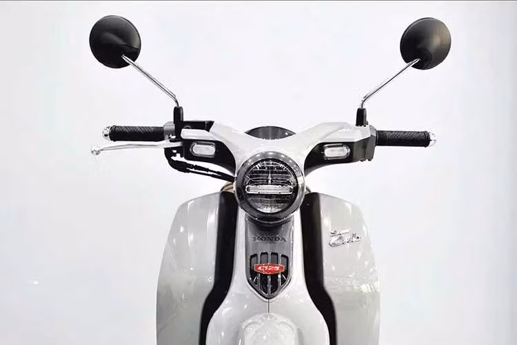 Ngoại hình Honda Super Cub 125 thế hệ mới sở hữu thiết kế hiện đại, thời trang và cá tính bằng các chi tiết mạ crôm, vành xe hai tông màu bắt mắt. Đèn pha, đèn hậu đều phảng phất thiết kế của những thế hệ Super Cub đầu tiên nhưng trau chuốt hơn và dùng công nghệ LED.