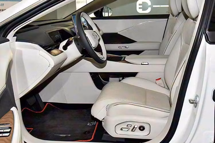 Ghế ngồi trên bZ7 được tích hợp các chức năng sưởi, thông gió và massage, trong đó ghế trước có thiết kế “zero gravity” nhằm tăng sự thoải mái cho người sử dụng.