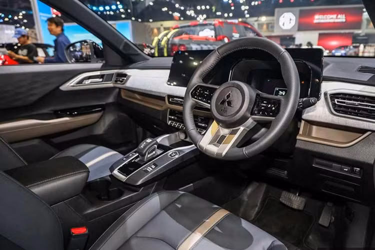 Nội thất Xforce HEV 2026 gần như không thay đổi so với bản xăng tiêu chuẩn, nhưng được bổ sung một số điểm nhấn dành riêng cho phiên bản hybrid. Đáng chú ý là cần số điện tử và giao diện hiển thị đặc biệt cho hệ thống hybrid, giúp người lái theo dõi trạng thái năng lượng và hiệu suất vận hành dễ dàng hơn.