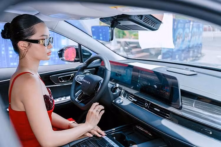 Khoang nội thất của Omoda C5 SHS-H có điểm nhấn là màn hình kép 2 x 12.3 inch, ghế lái chỉnh điện có chức năng sưởi/làm mát, camera 540 độ... Các trang bị như hệ thống 8 loa SONY, ghế da cao cấp, sạc không dây, đèn viền nội thất... chỉ có trên phiên bản Flagship. Về an toàn, C5 SHS-H được trang bị 16 tính năng hỗ trợ lái tiên tiến (ADAS) và 7 túi khí.