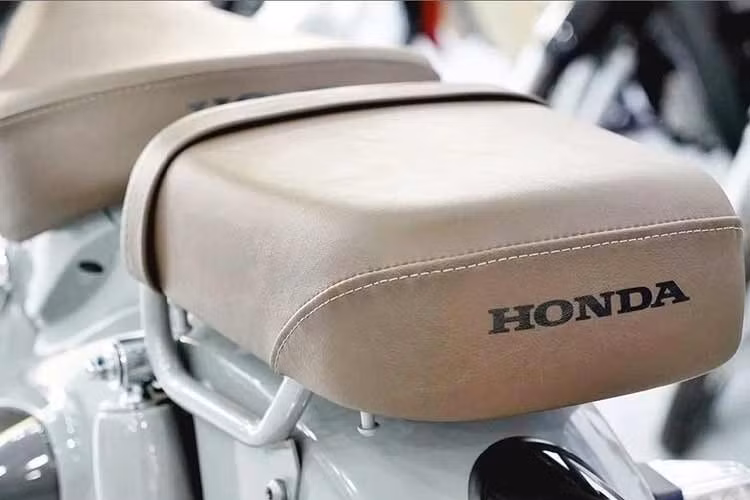 Ngoài ra, một sự cải tiến đáng chú ý trên Honda Super Cub C125 2026 so với phiên bản cũ đến từ hệ thống phanh. Theo đó, xe được bổ sung hệ thống chống bó cứng phanh ABS trên bánh trước. Đây là trang bị trước đây chỉ có trên các phiên bản Super Cub C125 nhập khẩu từ Nhật Bản.