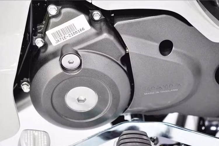 Mẫu xe số phổ thông huyền thoại nhà Honda có mức tiêu hao nhiên liệu trung bình khoảng 1,5 lít/100 km. Dung tích bình xăng 3,7 lít, tương đương quãng đường di chuyển khoảng hơn 246 km.