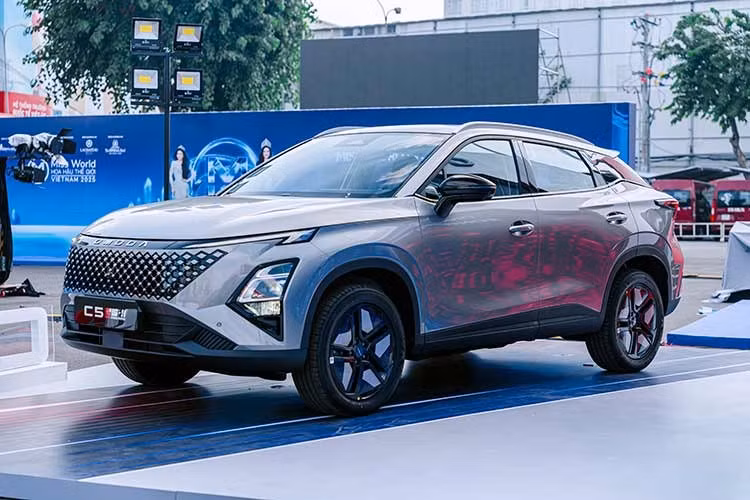 Omoda C5 SHS-H được phân phối tại Việt Nam với 2 phiên bản Premium và Flagship, cùng 4 tùy chọn màu sắc gồm Đen Carbon, Đỏ Ruby, Trắng Diamond và Bạc Aviation. Giá bán niêm yết (đã bao gồm thuế GTGT) lần lượt là 669 triệu cho phiên bản Premium và 749 triệu đồng cho phiên bản Flagship.