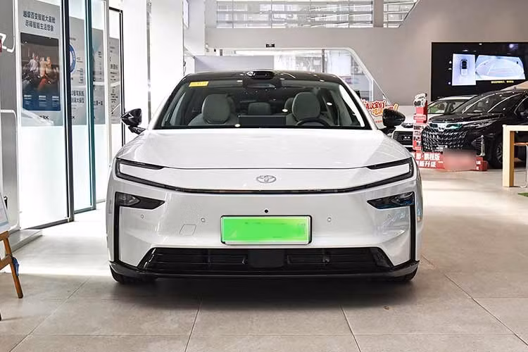 Mẫu sedan điện này áp dụng ngôn ngữ thiết kế đặc trưng của GAC-Toyota với phần đầu nổi bật bởi dải đèn LED chạy ngang và đèn định vị hình chữ C. Thân xe mang phong cách fastback coupe từ cột C trở về sau, kết hợp tay nắm cửa ẩn, trong khi phía sau là cụm đèn LED liền mạch.