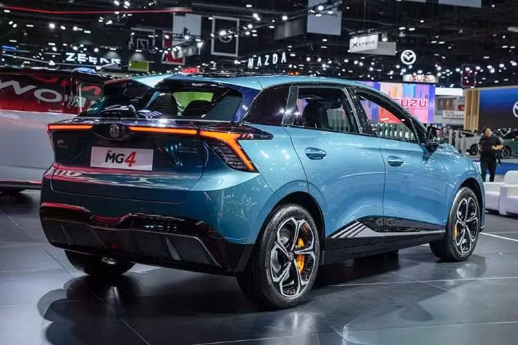 Tương tự như ngoại thất, nội thất của MG4 2026 cũng chỉ cải tiến nhẹ về thiết kế, thể hiện qua khu vực bảng táp-lô và ốp cửa hai bên. Ngoài ra, mẫu xe hatchback cỡ C này còn có thêm những trang bị tốt hơn như màn hình cảm ứng trung tâm mới với kích thước 12,3 inch.