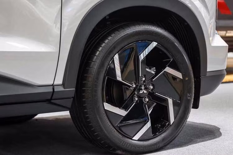 Xe sử dụng hệ truyền động hybrid e:Motion, kết hợp động cơ xăng 1.6L (mã 4A92) với mô-tơ điện. Động cơ xăng cho công suất 107 mã lực và mô-men xoắn 134 Nm, kết hợp cùng mô-tơ điện cho tổng công suất 116 mã lực và 255 Nm. Hệ thống sử dụng pin lithium-ion dung lượng 1,1 kWh, kết hợp hộp số tự động 2 cấp và dẫn động cầu trước.