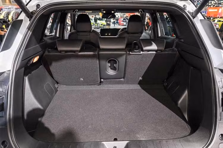 Về an toàn, Xforce HEV 2026 được trang bị gói công nghệ Diamond Sense, bao gồm phanh khẩn cấp tự động, kiểm soát hành trình thích ứng, cảnh báo có va chạm phía sau, cảnh báo phương tiện cắt ngang, cùng 6 túi khí và hệ thống camera 360 độ, mang lại mức độ bảo vệ toàn diện cho người lái và hành khách.