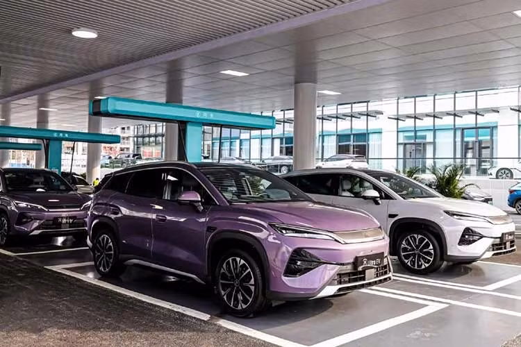 BYD đã ra mắt phiên bản nâng cấp của dòng xe điện Song Ultra EV vào ngày 26/3/2026 tại Trung Quốc với 4 phiên bản và giá từ 151.900-179.900 Nhân dân tệ (khoảng 531-629 triệu đồng). Đây là mẫu SUV điện hạng D với kích thước dài x rộng x cao lần lượt 4.850 x 1.910 x 1.670 mm và chiều dài cơ sở 2.840 mm.