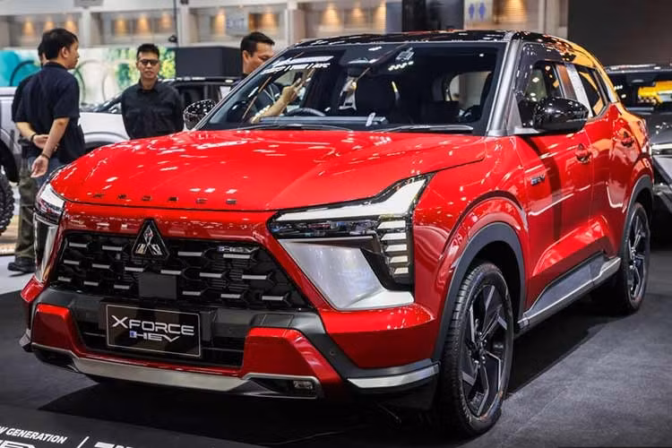 Hệ thống Active Yaw Control (AYC) vẫn được trang bị, hỗ trợ kiểm soát lực kéo và nâng cao độ ổn định khi di chuyển trên đường trơn trượt. Tại thị trường Thái Lan, Mitsubishi Xforce HEV 2026 có 6 tùy chọn màu ngoại thất gồm trắng ngọc trai, bạc, xám, đen, vàng và đỏ, mang đến sự đa dạng cho người dùng.