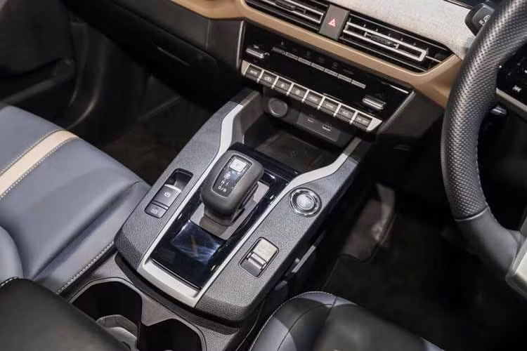 Phiên bản Ultimate bổ sung các trang bị như cốp điện, camera 360 độ, cảm biến áp suất lốp và ghế lái chỉnh điện. Trong khi đó, bản Ultimate X hướng đến phong cách thể thao hơn với bodykit ngoại thất, đèn nội thất Ambient Light và hệ thống âm thanh cao cấp Yamaha 8 loa.