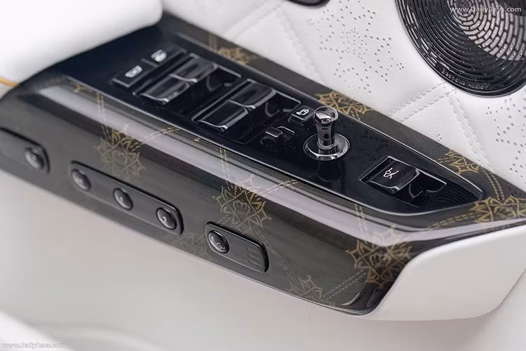 Nếu không có bất kỳ sự can thiệp nào từ bên ngoài, chiếc du thuyền hạng sang này, với trọng lượng khoảng 5600 pound (khoảng 2,5 tấn), chỉ mất khoảng 6 giây để tăng tốc từ 0 lên 62 dặm/giờ (100 km/giờ).